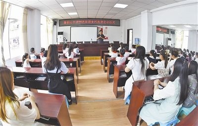  圖②：法院干警向參加活動(dòng)的學(xué)生和家長講解暑假安全教育知識(shí)。