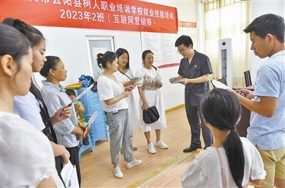  圖③：法院干警現(xiàn)場(chǎng)指導(dǎo)鄉(xiāng)村“代理家長”如何正確管護(hù)留守兒童。