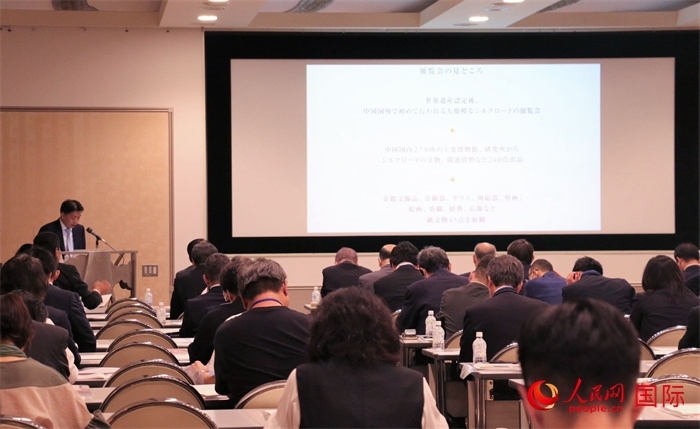 富士美術(shù)館文藝部長平野賢一介紹展覽內(nèi)容。（人民網(wǎng) 許可攝）