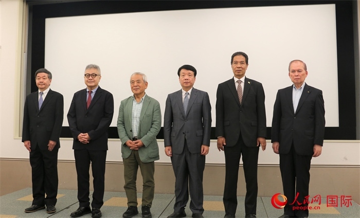 主辦方與嘉賓合影。（人民網(wǎng) 許可攝）