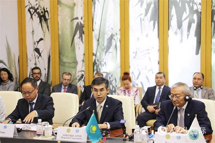 哈薩克斯坦常駐上合組織秘書處代表努爾蘭·阿科什卡羅夫介紹哈薩克斯坦接任輪值主席國后的優(yōu)先工作。人民網(wǎng) 俄布拉依攝