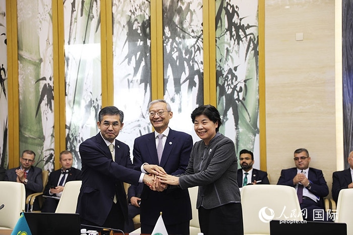 上合組織秘書處、哈駐華使館、上合組織睦鄰友好合作委員會簽署《聯(lián)合行動計劃》。人民網(wǎng) 俄布拉依攝