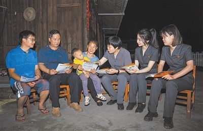 “法治屋場會”上，法院黨員志愿服務(wù)隊在給種植戶普及法律知識。