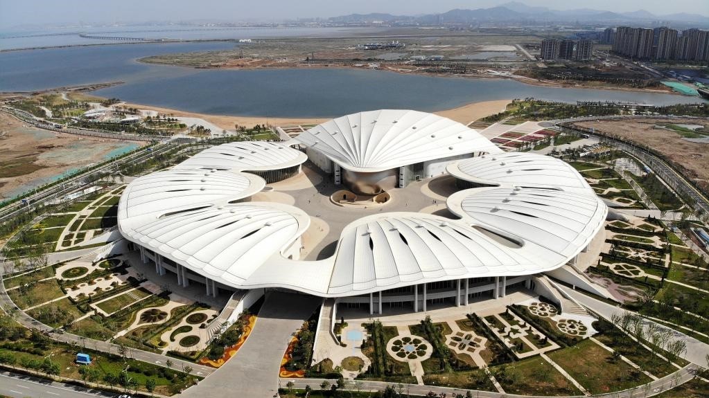 位于中國－上海合作組織地方經(jīng)貿合作示范區(qū)的青島·上合之珠國際博覽中心。新華社記者 李紫恒 攝