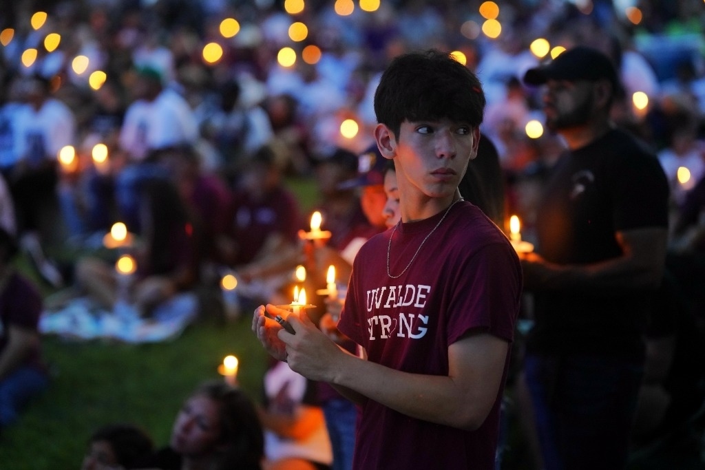 5月24日，在美國(guó)得克薩斯州小城尤瓦爾迪，人們參加守夜儀式悼念校園槍擊遇害者。當(dāng)日是美國(guó)尤瓦爾迪大規(guī)模校園槍擊事件一周年。新華社記者吳曉凌攝