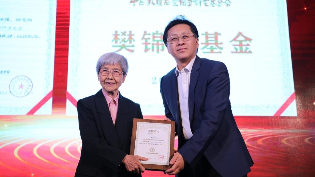 國(guó)家文物局黨組成員、副局長(zhǎng)解冰（右）為樊錦詩(shī)（左）頒發(fā)捐贈(zèng)證書(shū)。新華社記者張睿 攝