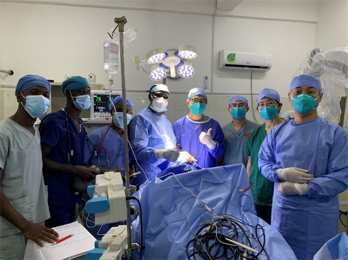 腦膿腫手術(shù)成功，全體參與手術(shù)的醫(yī)務(wù)工作者合影留念。中國第二十九批援幾內(nèi)亞醫(yī)療隊(duì)供圖