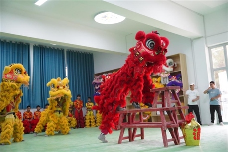 開課儀式現(xiàn)場，疏附縣第一中學舞獅隊的醒獅表演。