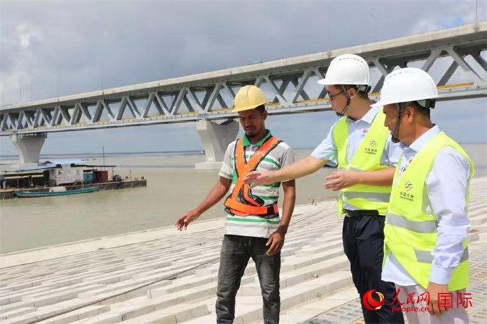 孟加拉國帕德瑪大橋河道整治工程北岸整治區(qū)域長1.5千米，南岸長11.5千米，是目前世界上規(guī)模最大的河道整治工程。人民網(wǎng)記者 孫廣勇攝