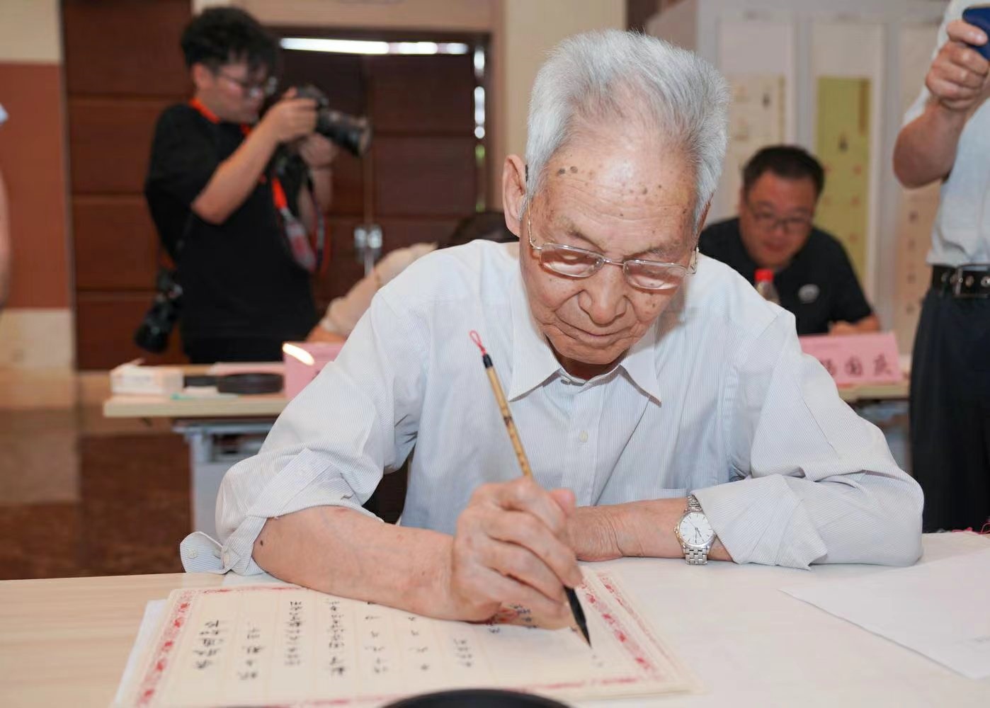 老教授們用毛筆書寫2023級新生錄取通知書。校方供圖