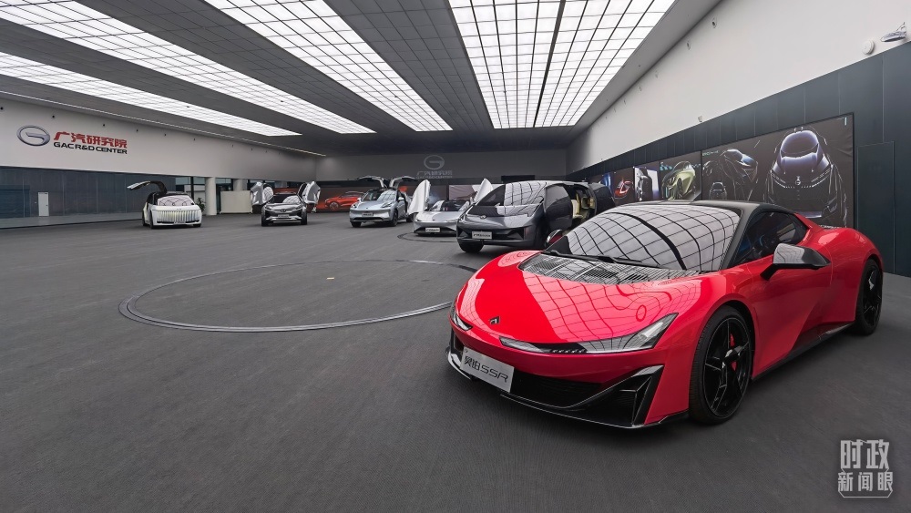 今年4月，習(xí)近平考察廣汽埃安新能源汽車股份有限公司，了解企業(yè)推動(dòng)制造業(yè)高端化、智能化、綠色化等情況。（總臺(tái)央視記者石丞拍攝）