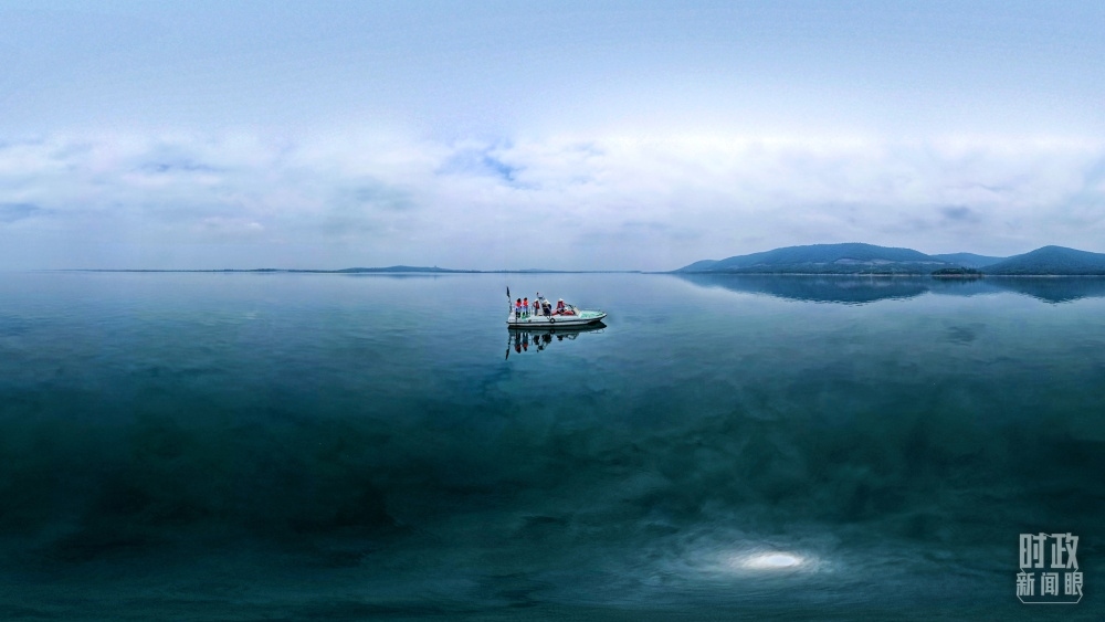 丹江口水庫，工作人員正在采集水樣。（總臺(tái)國廣記者李晉拍攝）