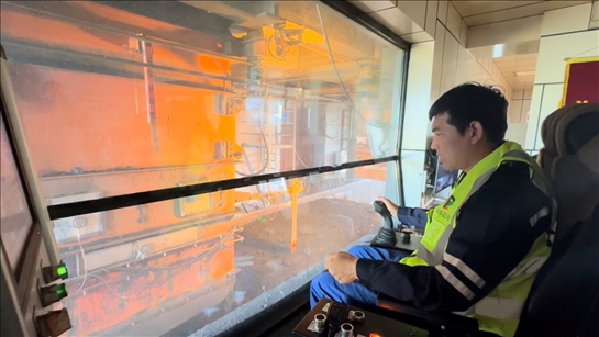 國(guó)家電投內(nèi)蒙古公司南露天煤礦裝車站司機(jī)石繼立的操縱下，一次性60噸的煤炭穩(wěn)穩(wěn)裝入車廂。人民網(wǎng) 金洪花攝