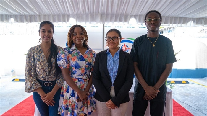 四名獲得中海油獎(jiǎng)學(xué)金的學(xué)生合影。中海油圭亞那有限公司供圖