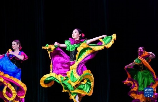 7月21日，哈薩克斯坦薩爾塔納國家舞蹈團的演員在演出。