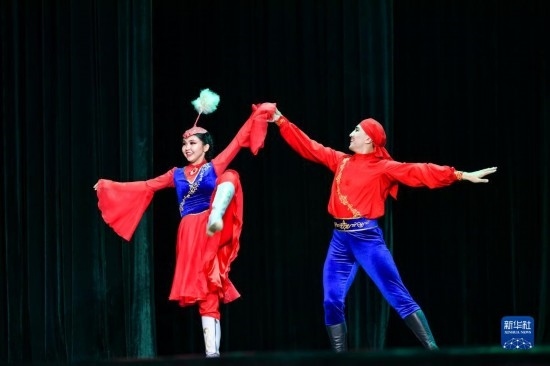 7月21日，哈薩克斯坦薩爾塔納國家舞蹈團的演員在演出。