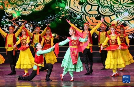 7月21日，哈薩克斯坦薩爾塔納國家舞蹈團的演員在演出。