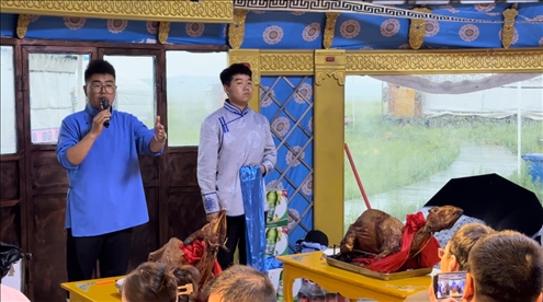 圖為草原蒙古包全羊宴。人民網(wǎng)記者 金洪花攝