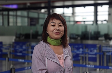 7月22日，曾經(jīng)在老撾瑯勃拉邦工作過(guò)3年的加拿大華僑孫月玲乘坐中老鐵路國(guó)際旅客列車(chē)從中國(guó)出境。衛(wèi)海林 攝