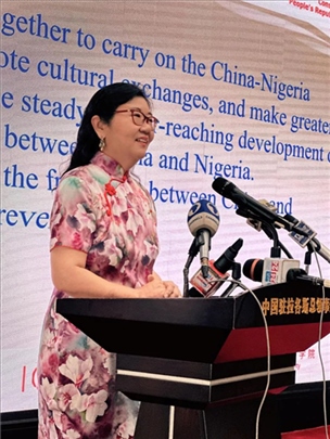 中國(guó)駐拉各斯總領(lǐng)館總領(lǐng)事嚴(yán)宇清致辭。駐拉各斯總領(lǐng)館供圖