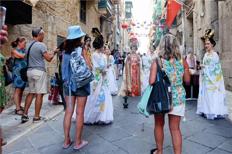 圖為花燈點(diǎn)亮儀式現(xiàn)場。 馬耳他中國文化中心供圖