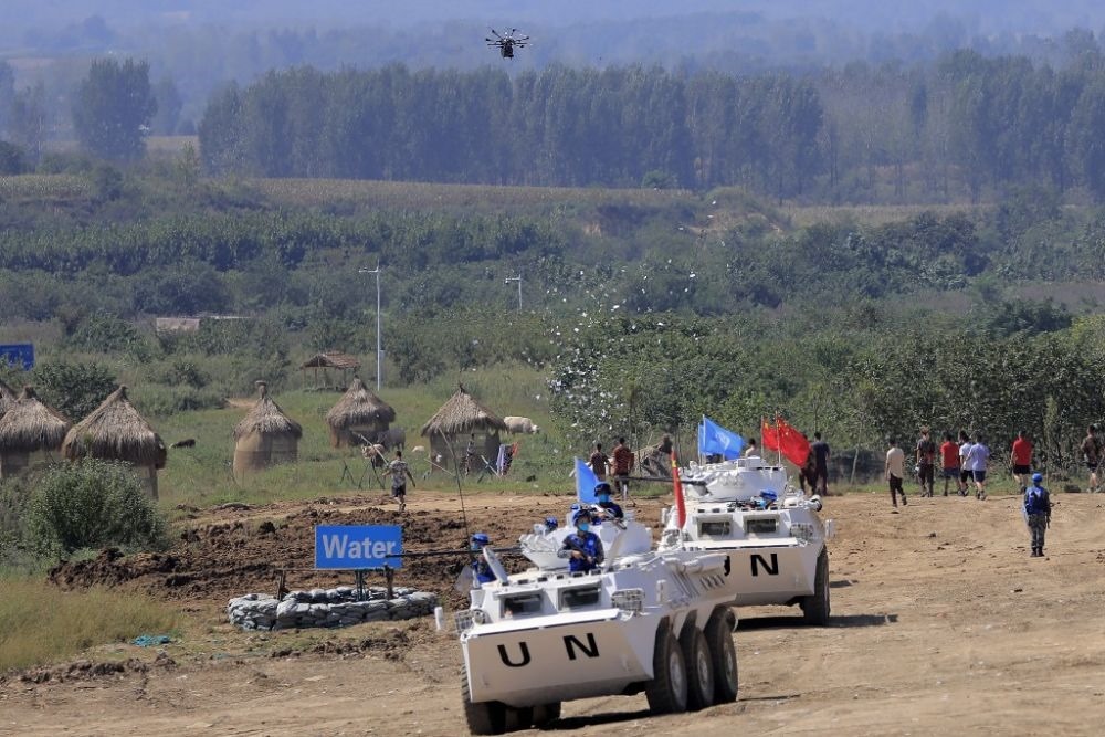 ↑2021年9月15日，在“共同命運(yùn)-2021”國(guó)際維和實(shí)兵演習(xí)綜合演練中，維和分隊(duì)采用無人機(jī)拋撒傳單宣傳和平理念。新華社記者 劉芳 攝