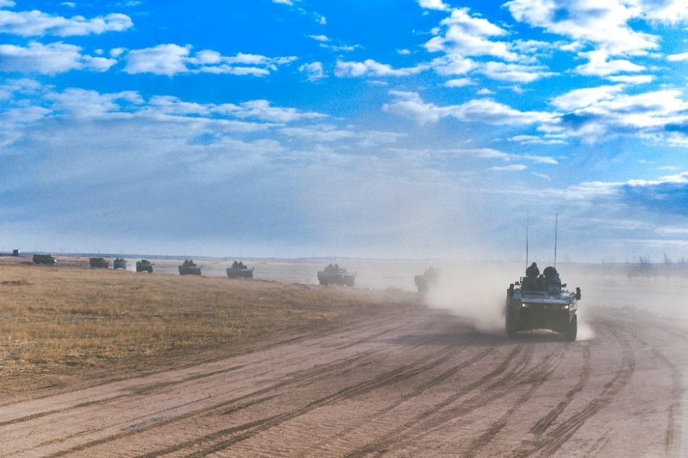 ↑陸軍第81集團(tuán)軍某旅“松骨峰特功連”隨所在營(yíng)進(jìn)行長(zhǎng)途機(jī)動(dòng)（2022年4月12日攝）。新華社發(fā)（李乃超 攝）