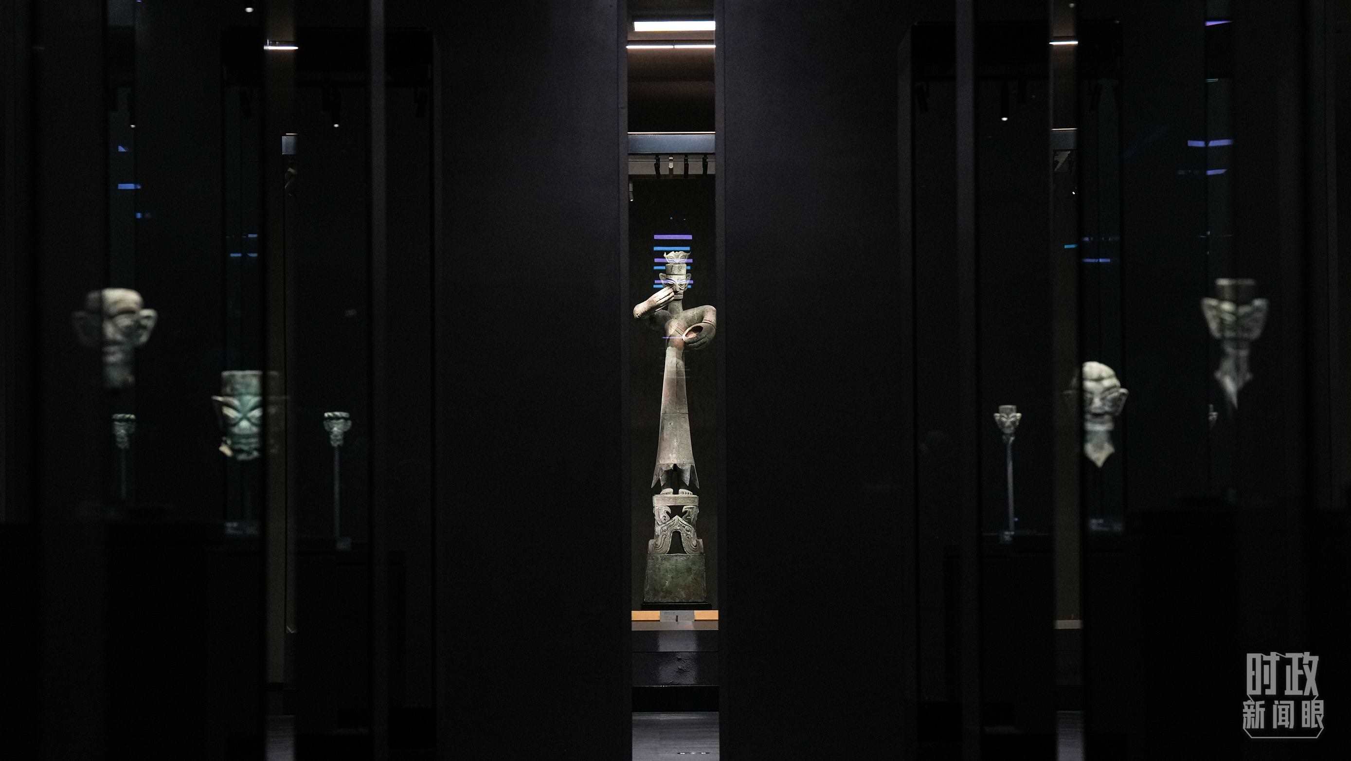 △三星堆出土的青銅大立人像。（總臺國廣記者李晉拍攝）