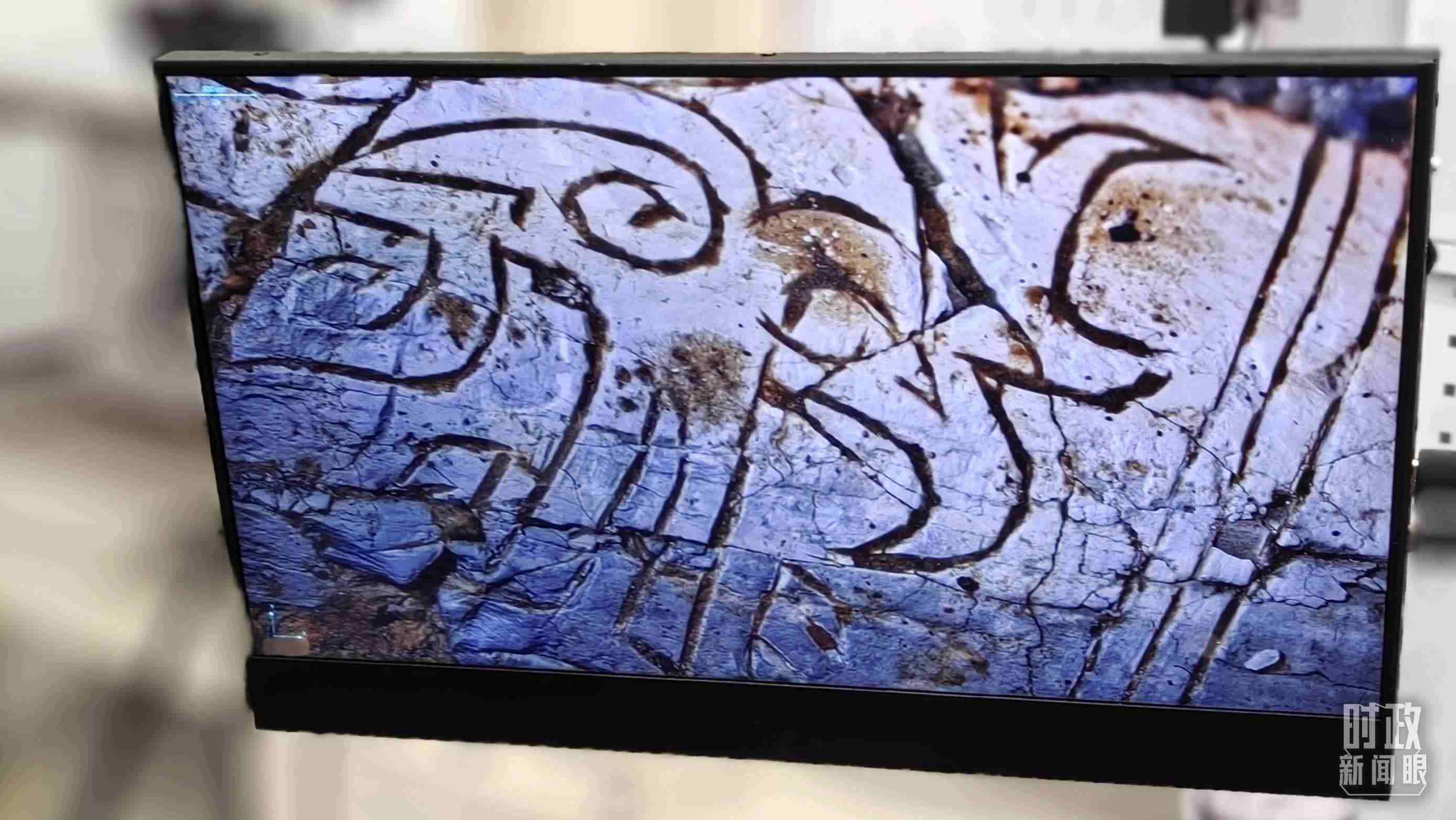 △顯微鏡下，三星堆文物的紋路清晰可見。（總臺央視記者王萌萌拍攝）