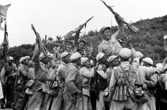  這是中國(guó)人民志愿軍和朝鮮人民軍一起歡慶戰(zhàn)斗勝利。新華社發(fā)（資料照片）