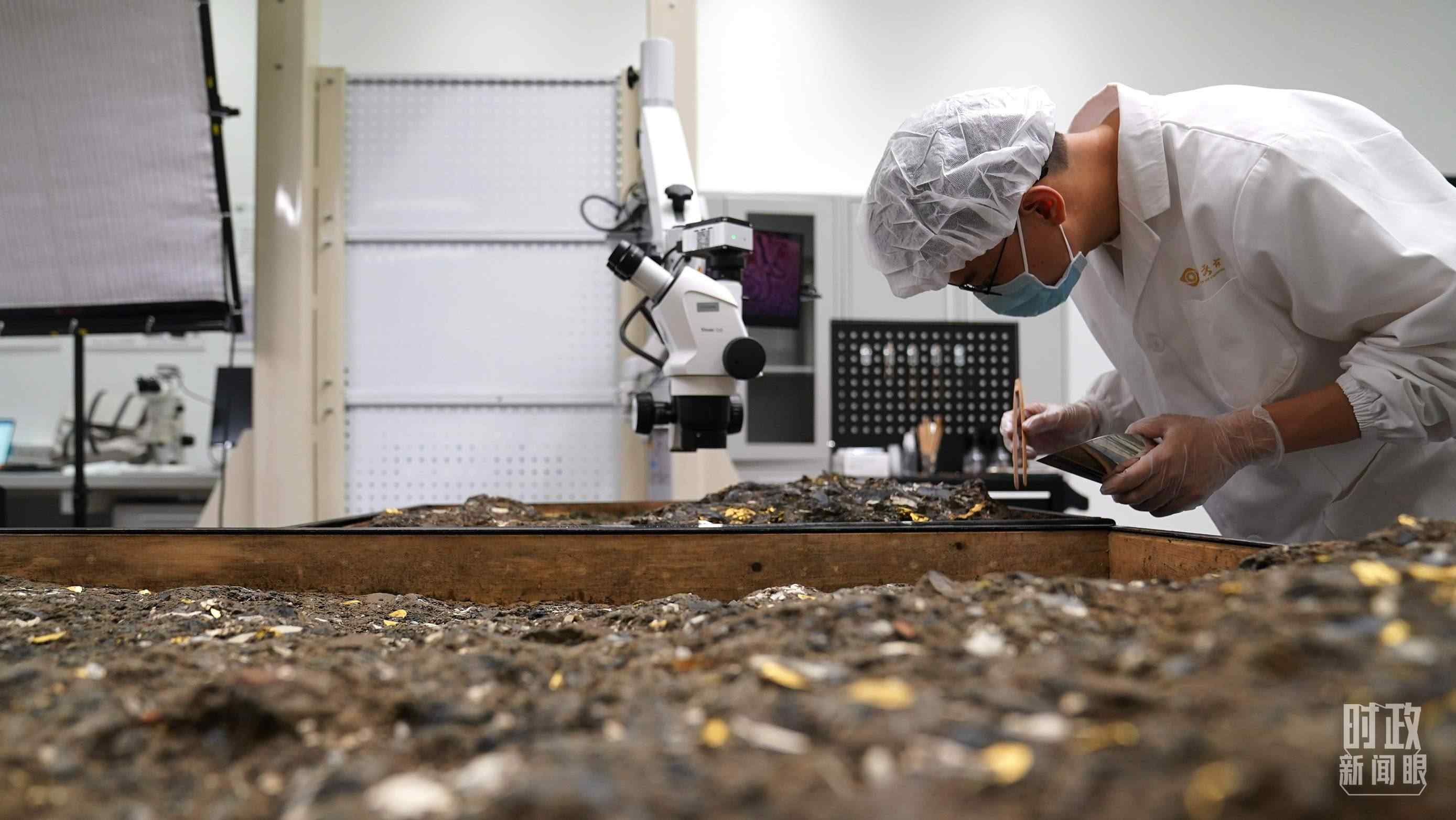△工作中的三星堆文保人員。（總臺國廣記者李晉拍攝）