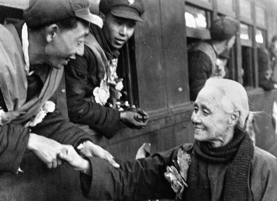 全國(guó)的鐵路工人們，一批批地志愿前往朝鮮前線工作，這是隴海路的鐵路工人魏志杰在臨行時(shí)和他母親告別的情形。新華社發(fā)（資料照片）