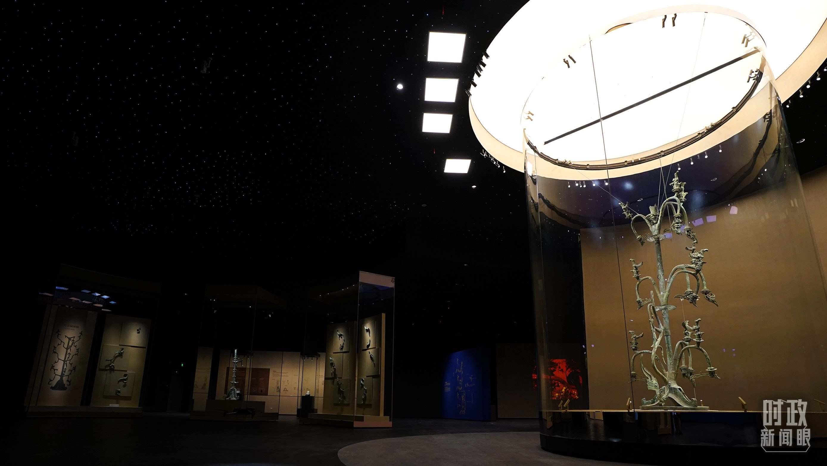 △三星堆出土的青銅神樹。（總臺國廣記者李晉拍攝）