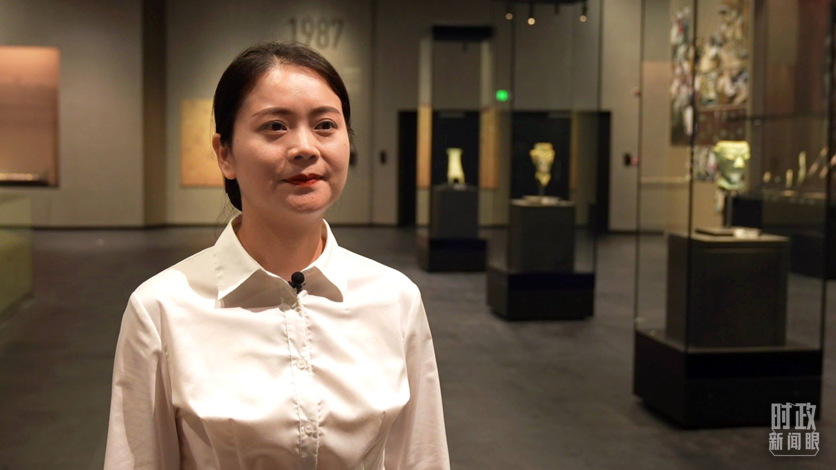 △當(dāng)天現(xiàn)場負(fù)責(zé)講解的三星堆博物館公眾服務(wù)部程靜。（總臺央廣記者馬喆拍攝）