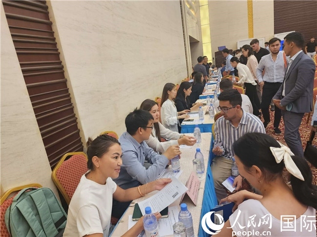 圖為中企代表與哈留華畢業(yè)生現(xiàn)場交流。人民網(wǎng)記者 李強攝