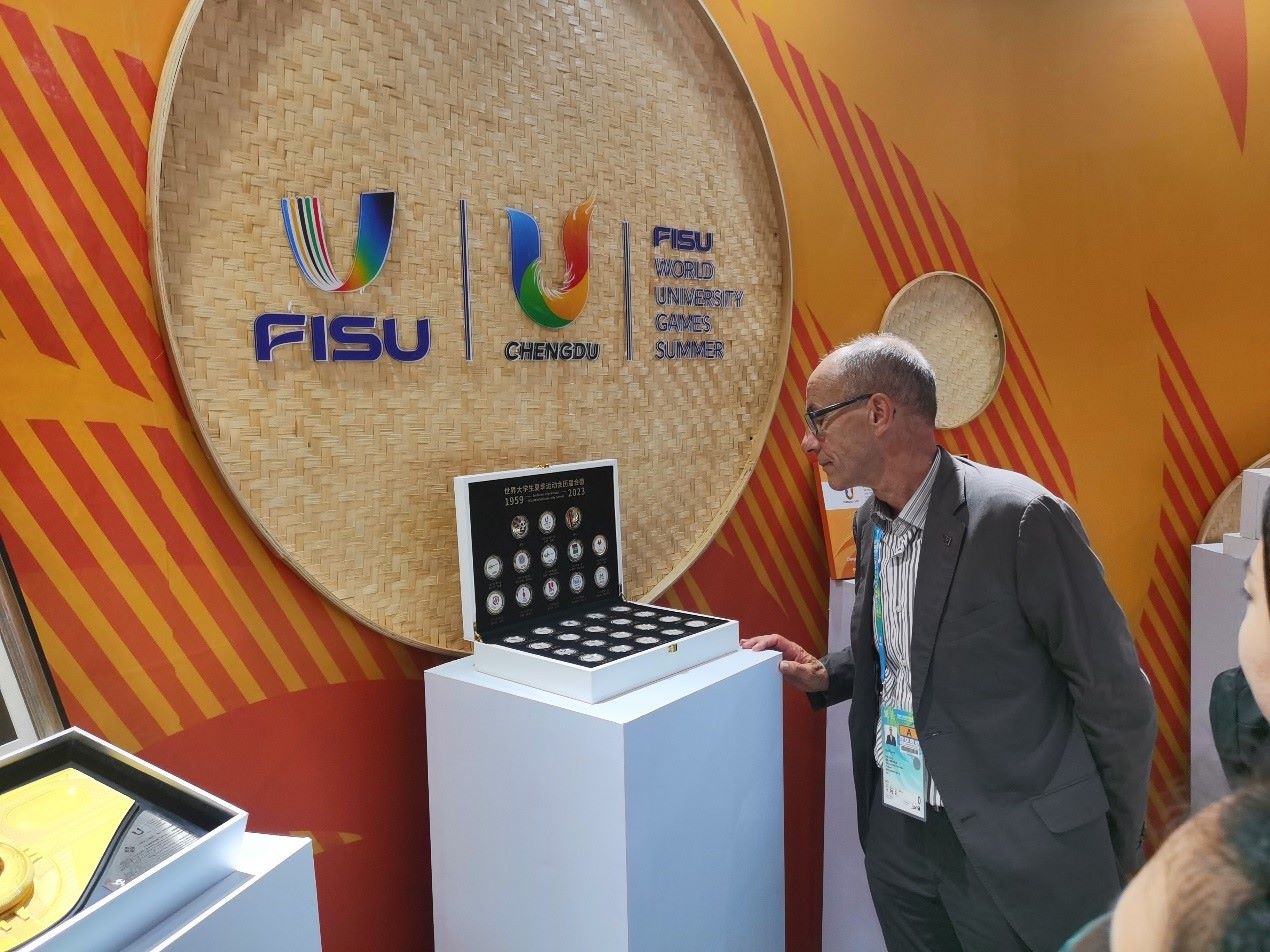 國際大體聯(lián)代理主席雷諾·艾德參觀大運(yùn)會特許商品。 人民網(wǎng)記者 楊磊攝