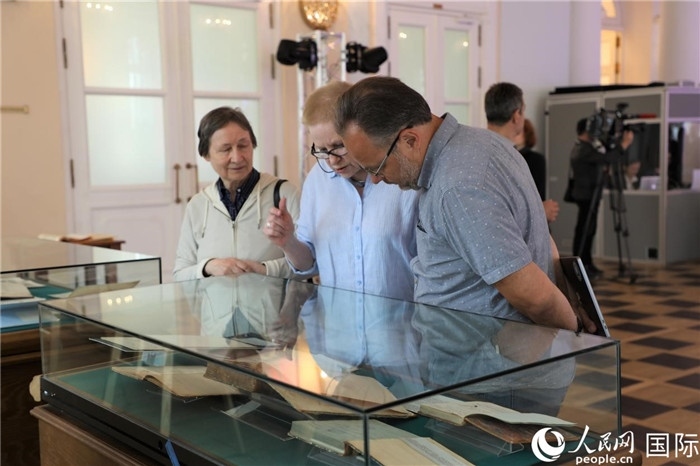 中俄圖書館論壇嘉賓共同參觀由俄羅斯國立列寧圖書館舉辦的館藏中國古籍善本圖書展。人民網(wǎng)記者 隋鑫攝