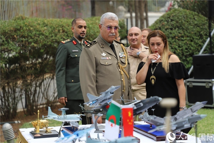 圖為與會嘉賓參觀招待會設置的武器裝備模型展臺。人民網(wǎng)記者 王傳寶攝