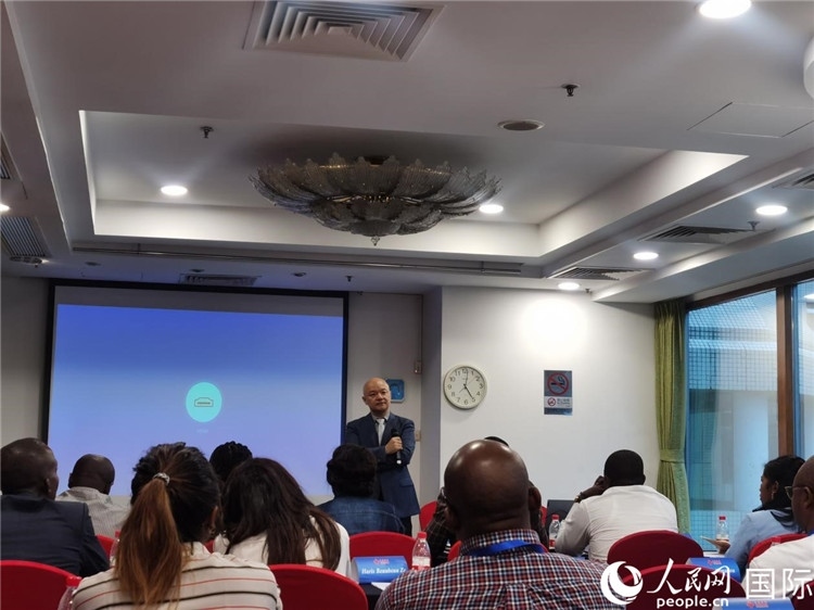 王鯤與研修班學員互動交流。 人民網 孫鴻宇攝