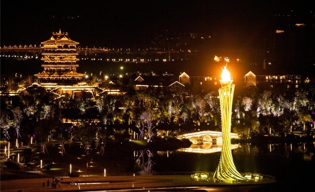 這是7月28日拍攝的成都大運(yùn)會(huì)主火炬。新華社記者曹祎銘攝