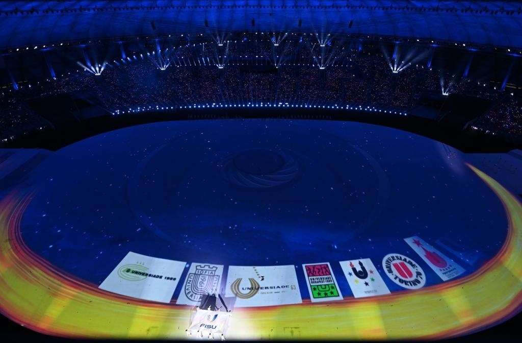 7月28日，國(guó)際大學(xué)生體育聯(lián)合會(huì)會(huì)旗在開(kāi)幕式上入場(chǎng)。新華社記者劉磊攝