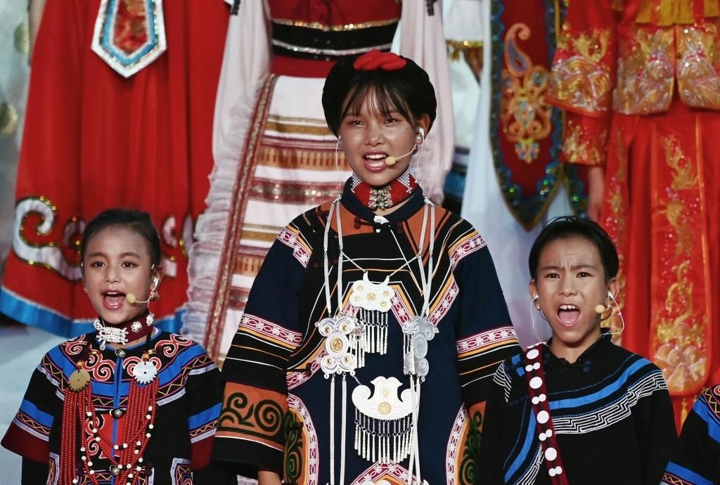 7月28日，吉好有果（中）在開(kāi)幕式上表演。新華社記者陳澤國(guó)攝