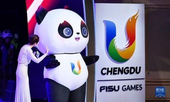 7月29日，成都大運會吉祥物“蓉寶”在聯(lián)歡會現(xiàn)場。新華社記者 張端 攝