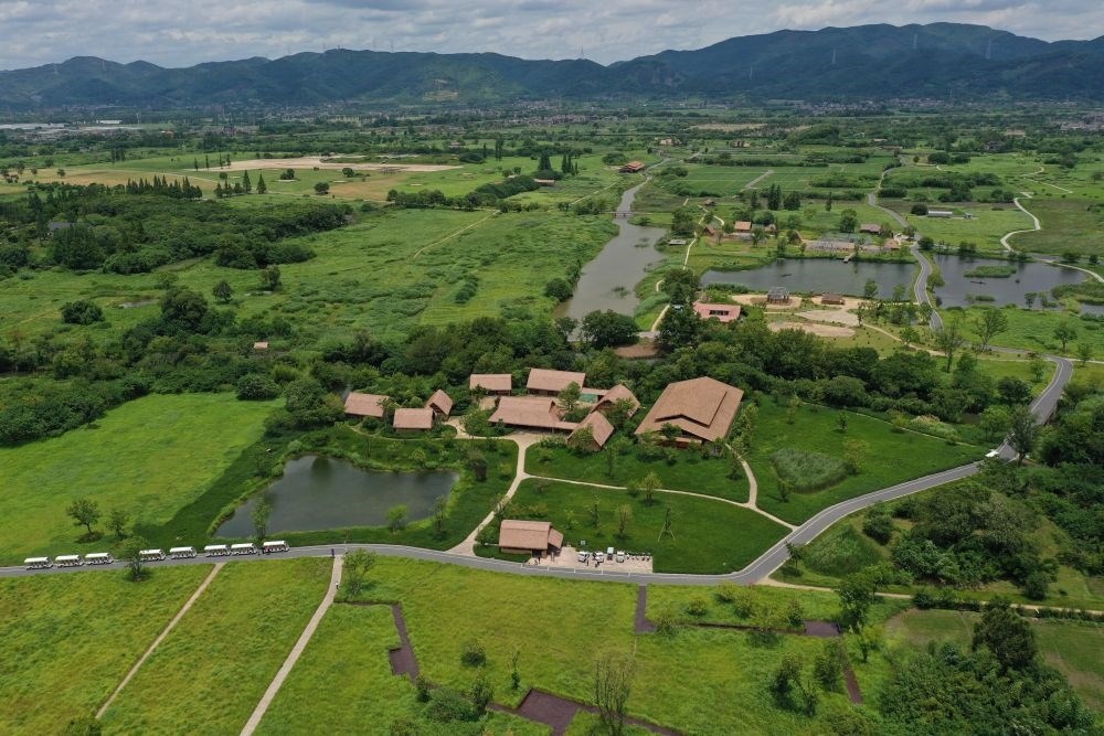 這是在浙江省杭州市余杭區(qū)拍攝的良渚古城遺址公園（2022年7月6日攝，無(wú)人機(jī)照片）。新華社記者 黃宗治 攝