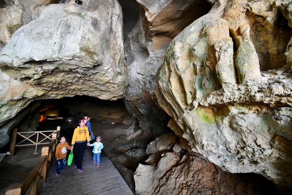 游人在位于福建省三明市三元區(qū)巖前鎮(zhèn)的萬(wàn)壽巖遺址船帆洞游覽（2020年4月9日攝）。新華社記者 姜克紅 攝
