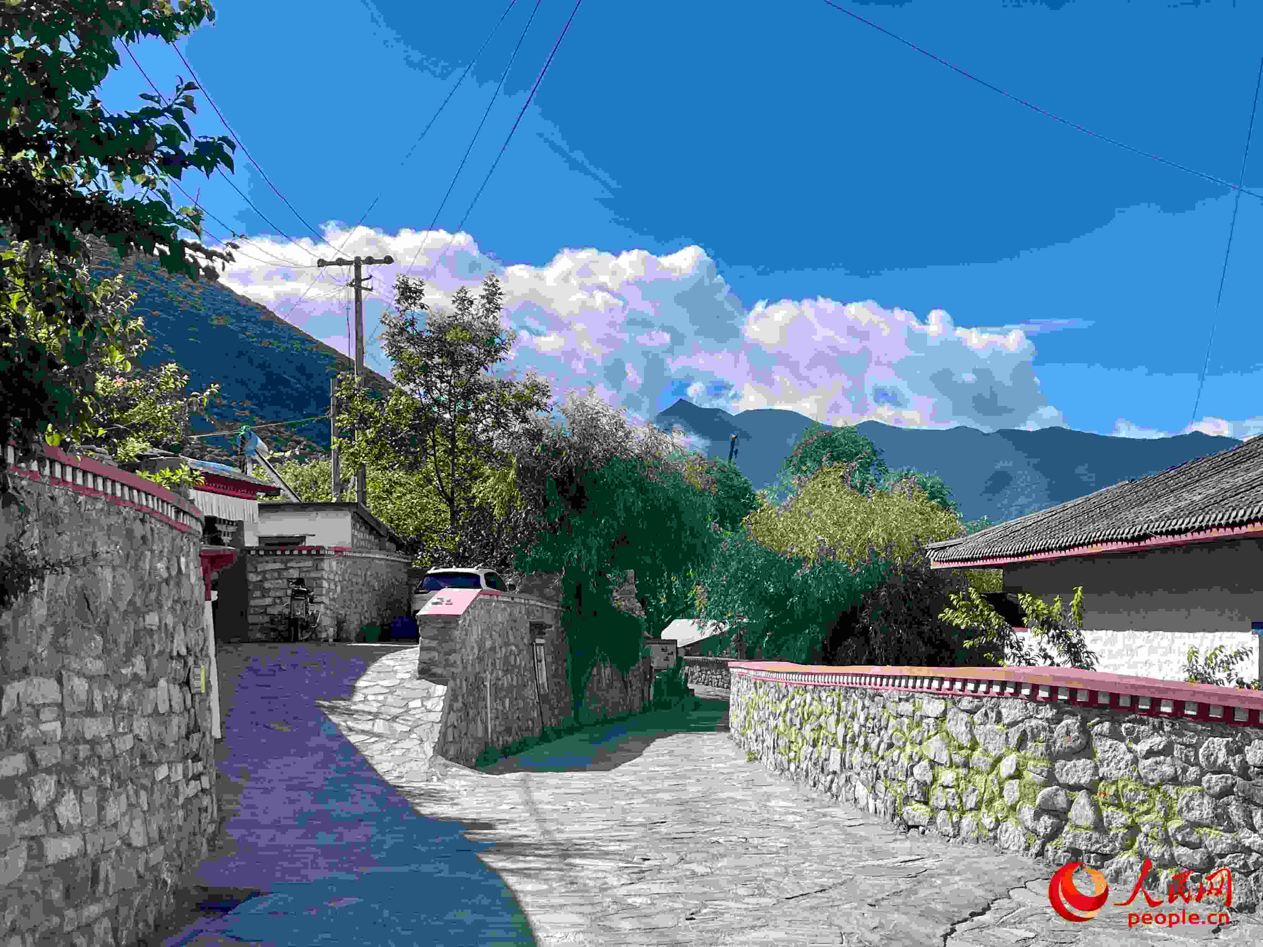 嘎拉村的村貌。人民網(wǎng) 周靜圓攝
