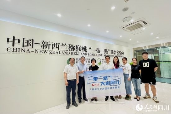 采訪團(tuán)走進(jìn)中國(guó)-新西蘭獼猴桃“一帶一路”聯(lián)合實(shí)驗(yàn)室。人民網(wǎng)記者 朱虹攝