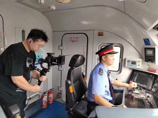 記者采訪中歐班列（成都）首發(fā)司機(jī)仲俊斕。成都機(jī)務(wù)段供圖