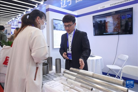 4月8日，參展商在2023中國中小企業(yè)發(fā)展大會“專精特新”中小企業(yè)展覽會上向觀眾介紹產(chǎn)品。新華社記者 龍雷 攝