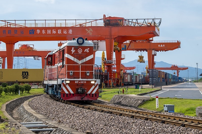 △2023年7月25日，在浙江省金華市華東國際聯(lián)運港，一輛“義新歐”中歐班列裝載著110個標(biāo)箱日用百貨、家用電器、家裝材料等貨物，啟程駛向哈薩克斯坦。
